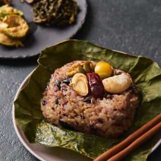 국내산 재료로 꽉 채운 연식품 장인의 연잎인삼밥